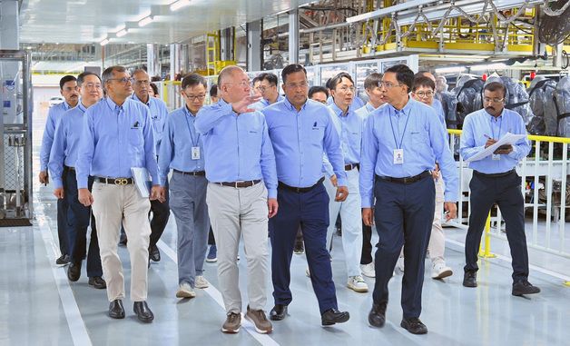 인도 첸나이공장 현장방문한 정의선 현대차 회장