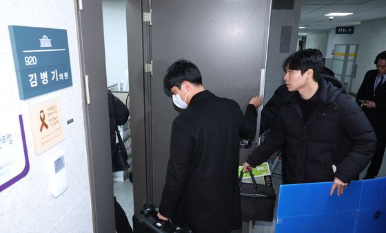 김병기 의원실 압수수색 돌입하는 경찰