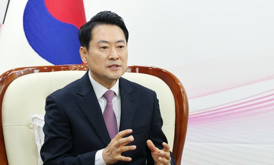 이장우 대전시장과 대화하는 장동혁 대표