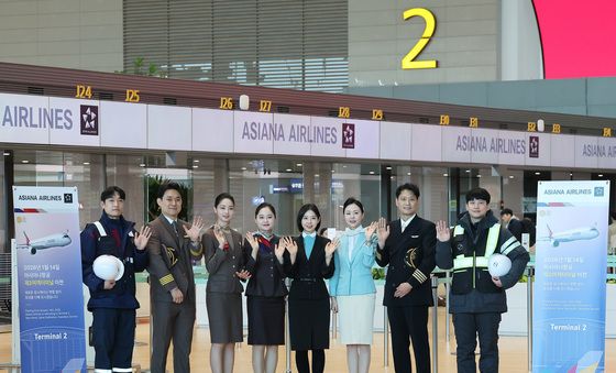 기념 촬영하는 아시아나항공·대한항공 직원들