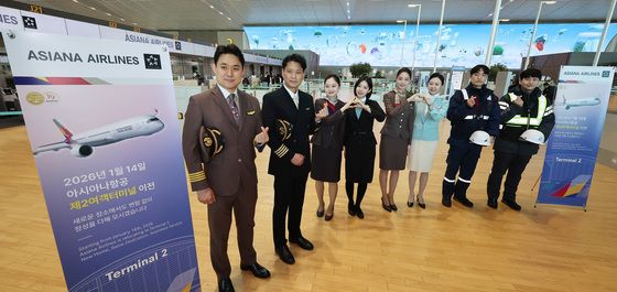 기념 촬영하는 아시아나·대한항공 임직원들