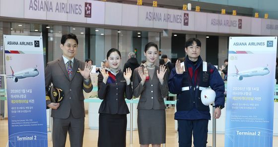 T2 이전 기념하는 아시아나항공 임직원들