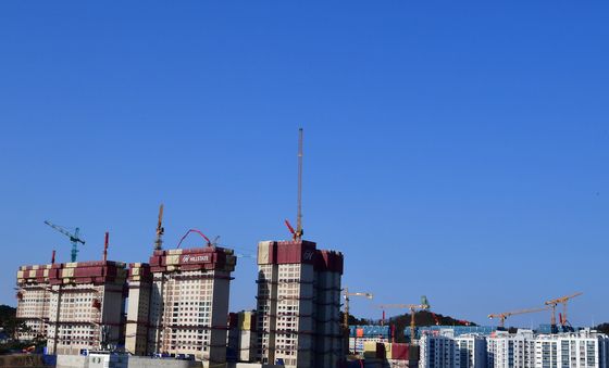 풍랑주의보에 멈춘 타워 크레인