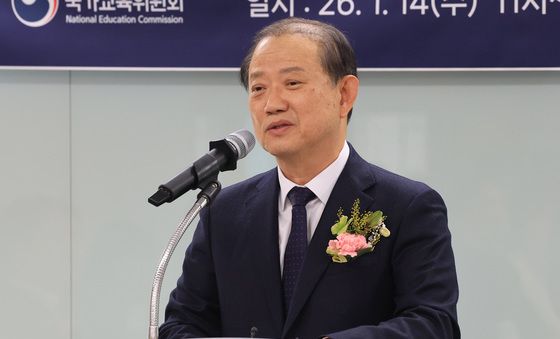 취임사하는 김경회 국교위 상임위원