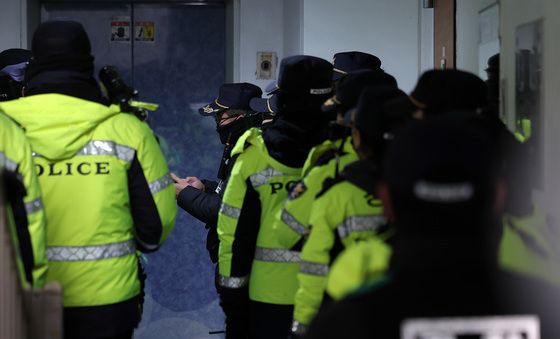 김병기 의원 자택 들어가는 경찰