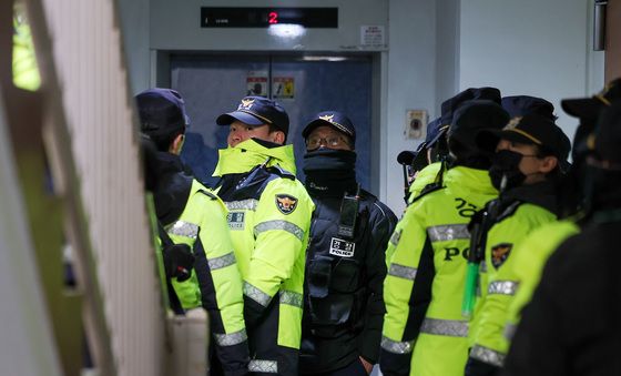 김병기 의원 자택 들어가는 경찰