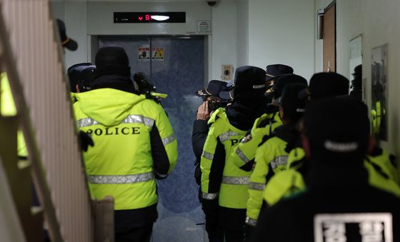 김병기 의원 자택 들어가는 경찰