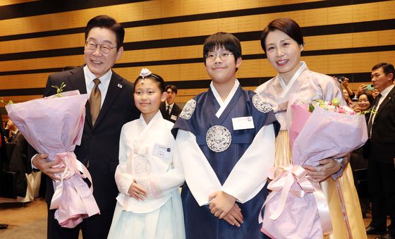 화동들과 기념촬영하는 이재명 대통령 부부