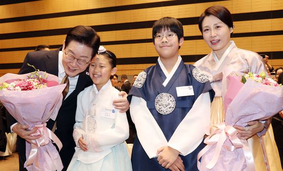 이재명 대통령 부부 '화동들과 함께'