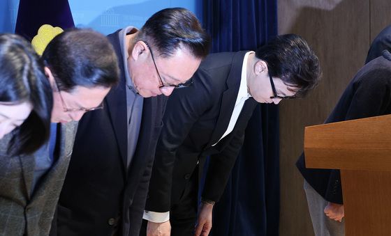 고개 숙인 한동훈 대표