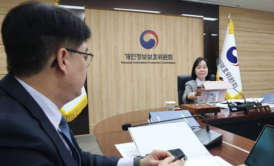 개인정보보호위원회 전체회의 개회하는 송경희 위원장