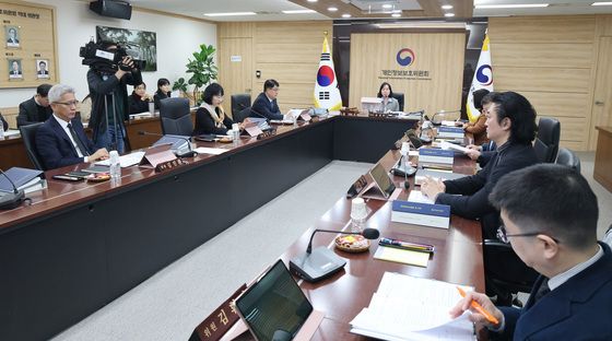 개인정보보호위원회 전체회의 주재하는 송경희 위원장