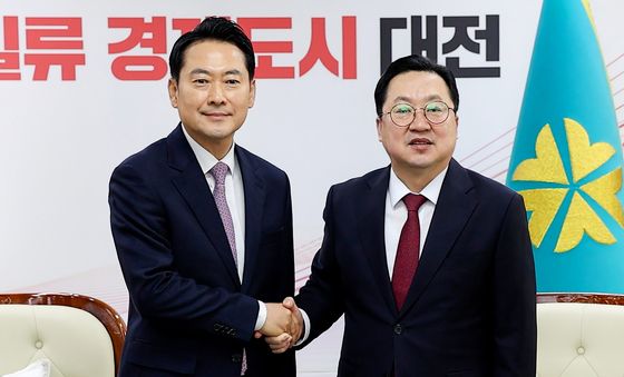 악수하는 장동혁-이장우