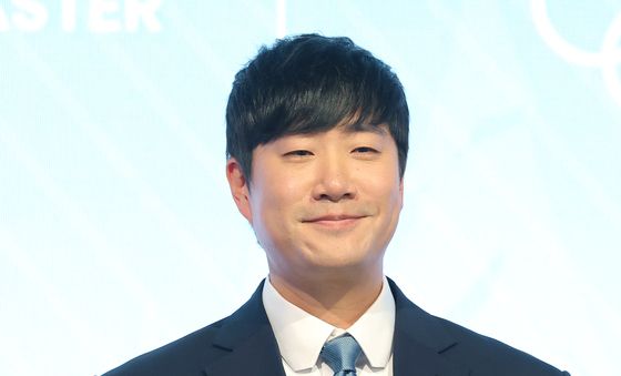 포즈 취하는 배성재 캐스터