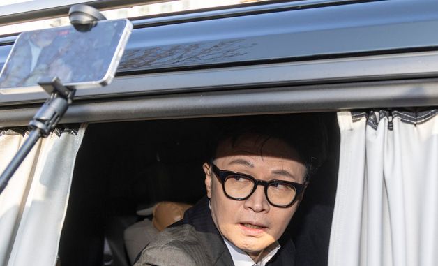 회견장 떠나는 한동훈 전 대표