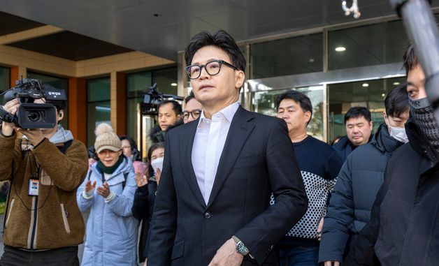 기자회견 마치고 퇴장하는 한동훈