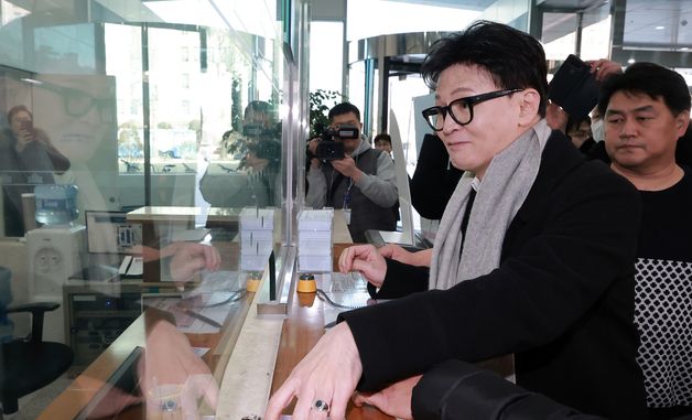 출입증 받는 한동훈 전 대표