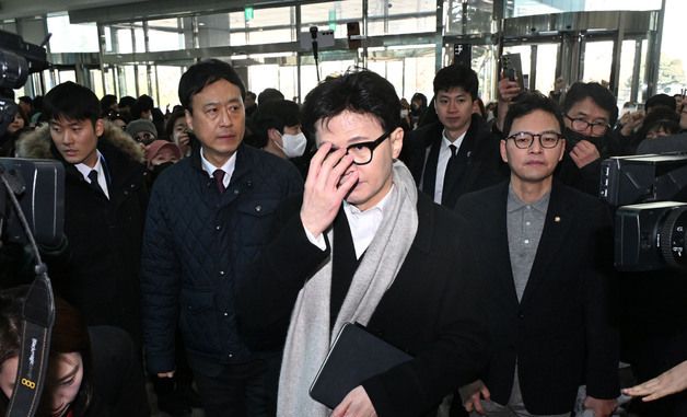 '윤리위 제명 결정', 안경 고쳐쓰는 한동훈 전 대표