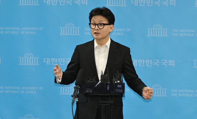 취재진 질문에 답하는 한동훈
