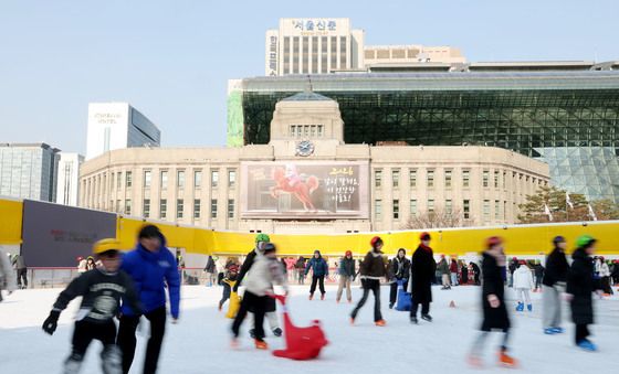 '서울광장 스케이트장' 이용객 10만명 돌파