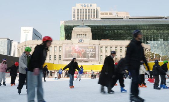 이용객 10만명 돌파한 서울광장 스케이트장