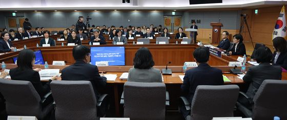 성평등가족부 산하기관 업무보고 주재하는 원민경 장관