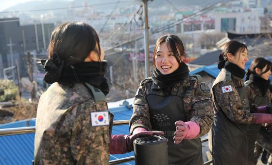 연탄 봉사 펼치는 국간사 생도