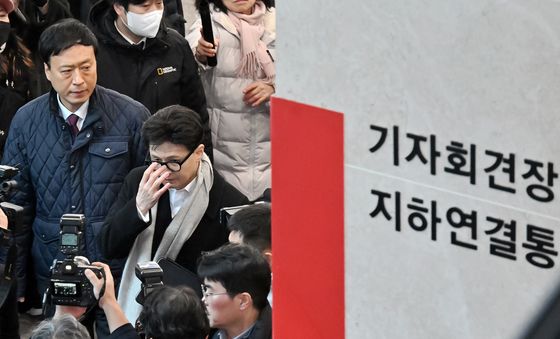 지지자들 응원 속 국회 도착한 한동훈