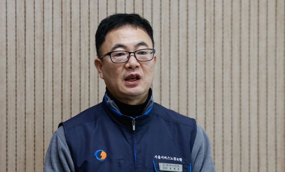 질문에 답하는 유재호 사무부처장