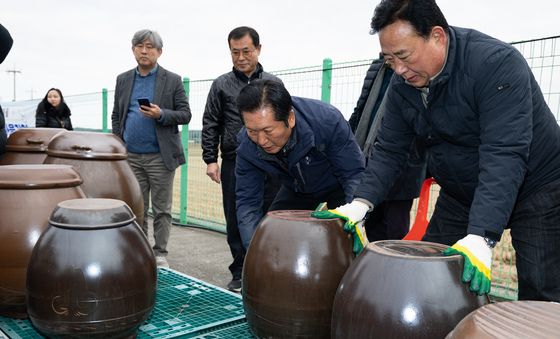 장독 옮기기 일손 돕는 정청래 대표