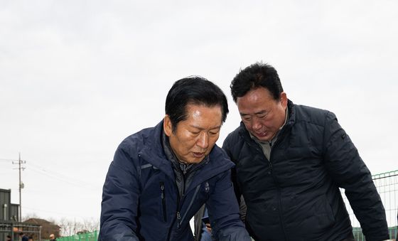 장독 옮기기 작업하는 정청래 대표