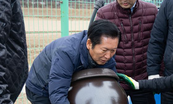 장독 옮기는 정청래 민주당 대표