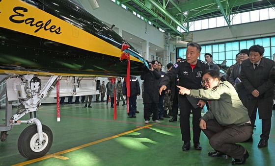 T-50B 살펴보는 우원식 국회의장