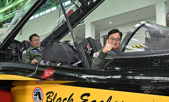 T-50B 탑승한 우원식 국회의장 '엄지척'