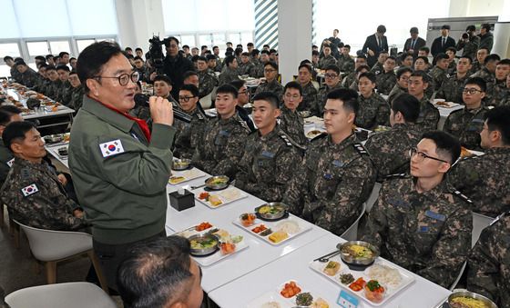 장병들 격려하는 우원식 국회의장