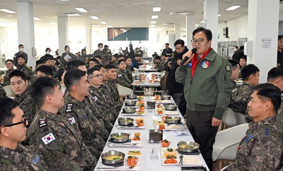 장병들 격려하는 우원식 국회의장
