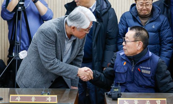 악수하는 서울 시내버스 노사