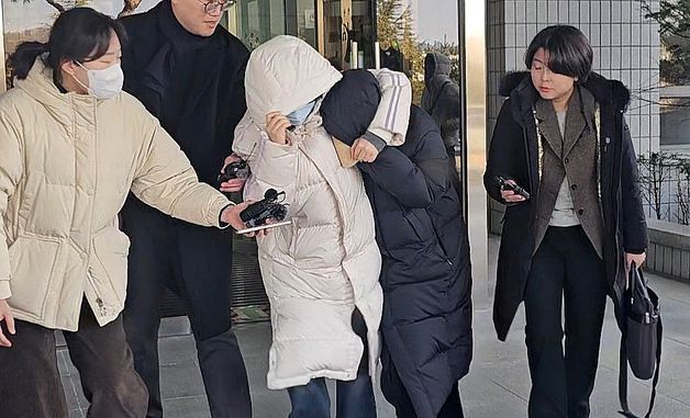 안동 시험지 유출 사건 선고 공판 마친 피고인 딸