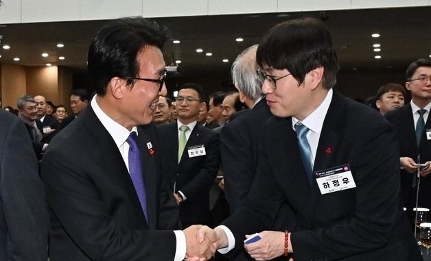 하정우 수석과 악수하는 김민석 총리