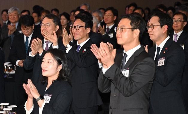 신년 희망 공연 보며 박수치는 김민석 총리