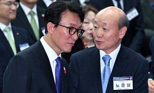 대화 나누는 김민석 총리와 노준형 ICT대연합 회장