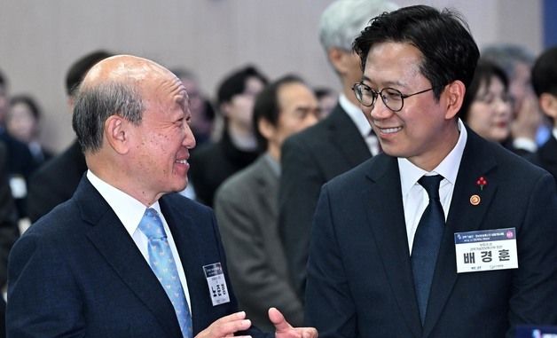 대화하는 배경훈 부총리와 노준형 ICT대연합 회장