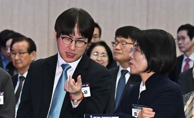 대화하는 하정우 수석과 최민희 과방위원