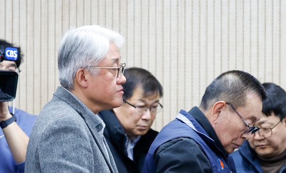 '勞를 향한 스킨십'