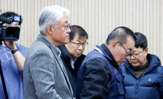 '勞를 향한 스킨십'