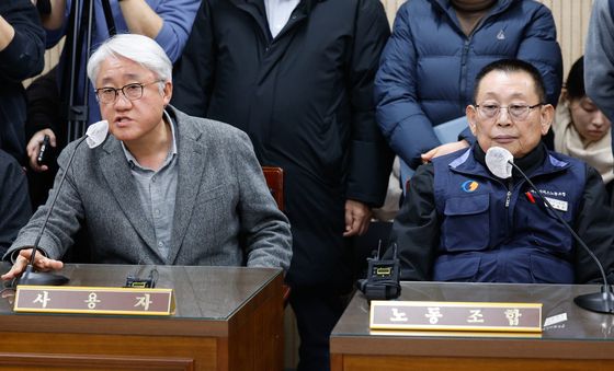 발언하는 김정환 이사장