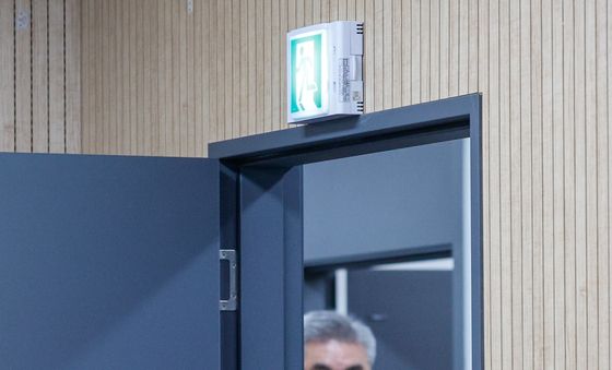 입장하는 박점곤 위원장