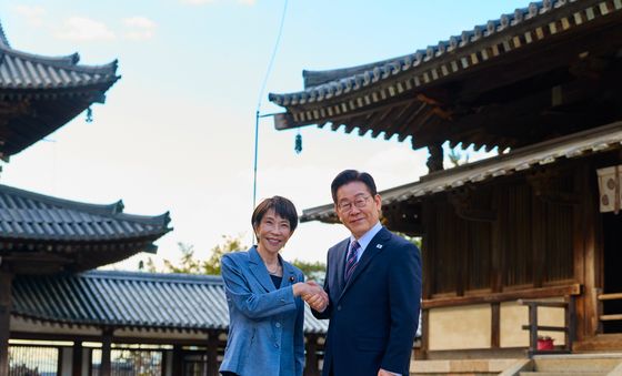 다카이치 총리와 악수하는 이재명 대통령