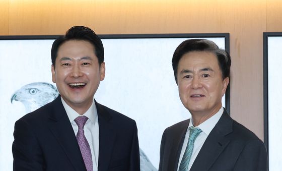 악수하는 장동혁-김태흠