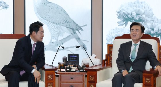 김태흠 지사와 대화하는 장동혁 대표